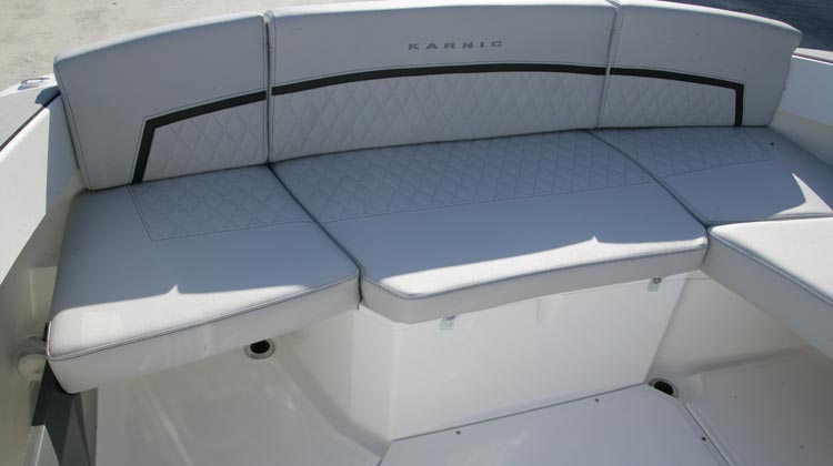 Continuous stern bench seat with option to convert to L-shape and include table